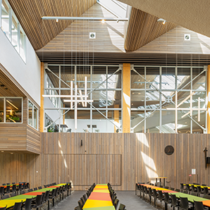 Renovierte Schule mit Holzdecken