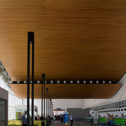 Plafond lineair - Gefineerd hout